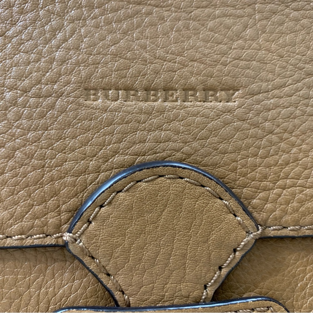Burberry Ashby caramel hobo bag + pouch. Great for everyday and work. - Picture 11 of 13